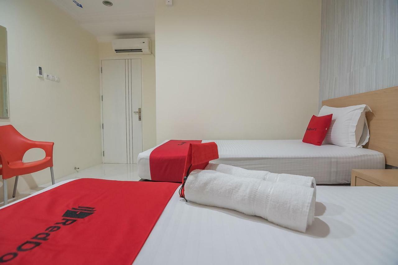 RedDoorz near MT Haryono Semarang Hotel Bagian luar foto
